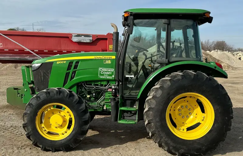 2014 John Deere 5100E photo 8