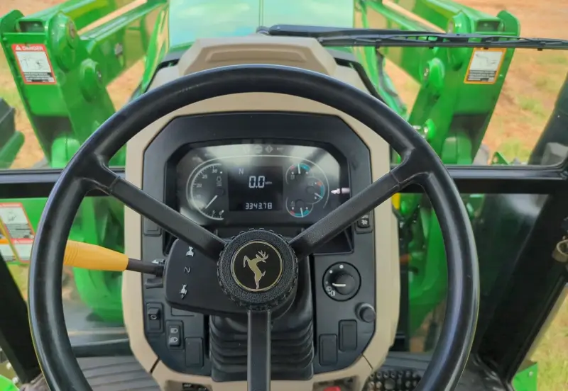2016 John Deere 6135E photo 27