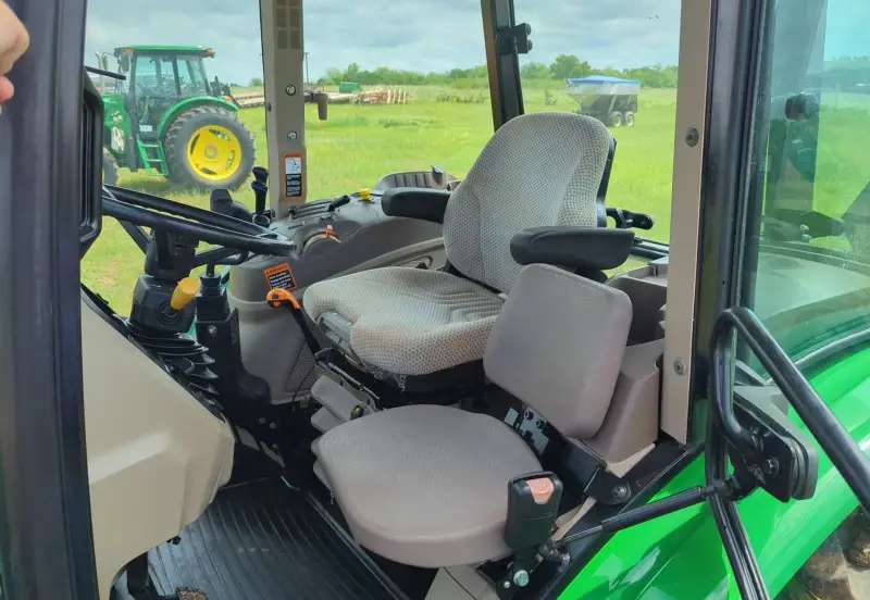 2016 John Deere 6135E photo 25