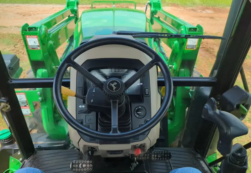 2016 John Deere 6135E photo 26