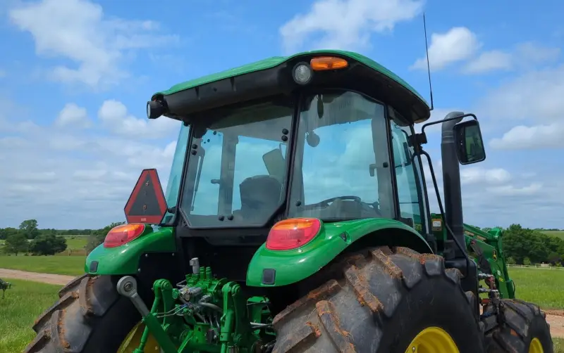 2016 John Deere 6135E photo 17