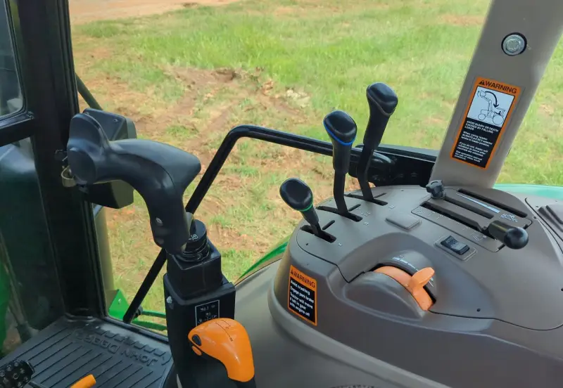 2016 John Deere 6135E photo 31