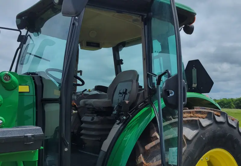 2016 John Deere 6135E photo 24