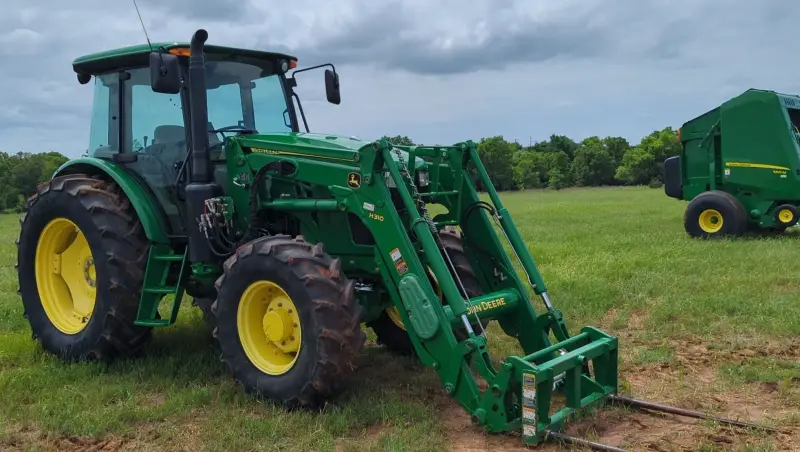 2016 John Deere 6135E photo 3