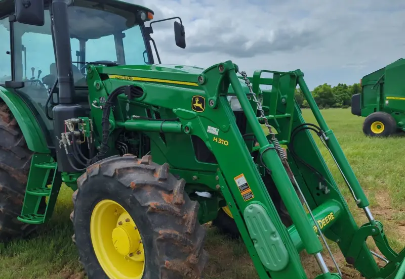 2016 John Deere 6135E photo 12