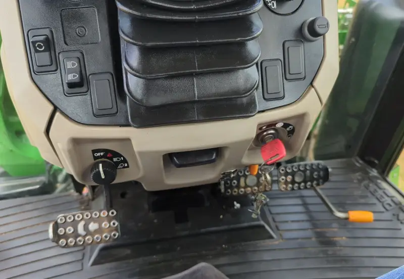 2016 John Deere 6135E photo 30