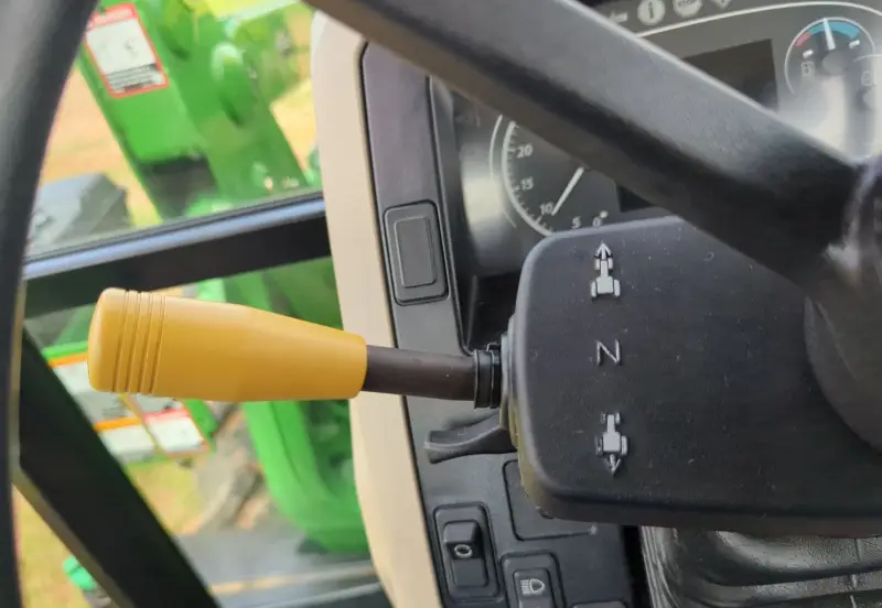 2016 John Deere 6135E photo 29