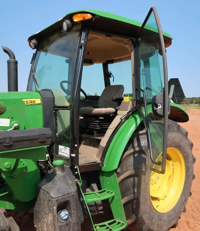 2018 John Deere 5100E photo 9